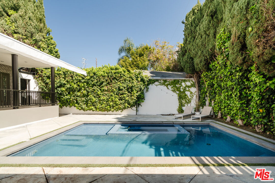 318 S La Peer Dr