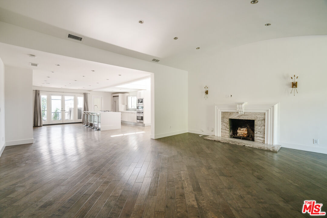 318 S La Peer Dr