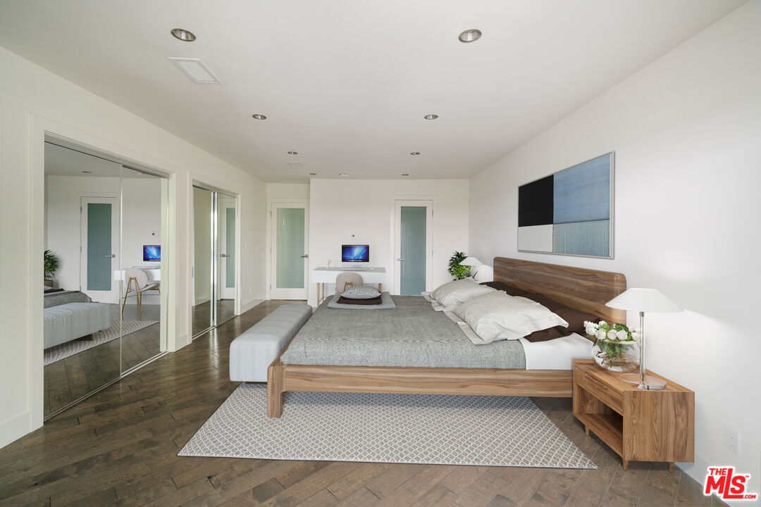 318 S La Peer Dr