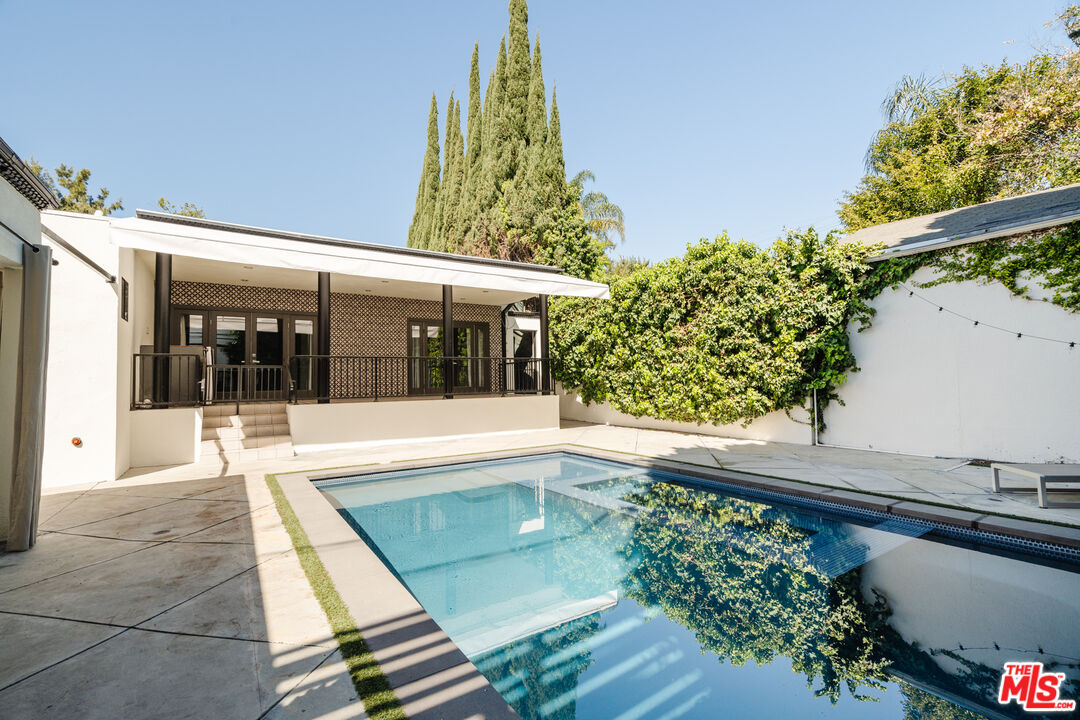 318 S La Peer Dr