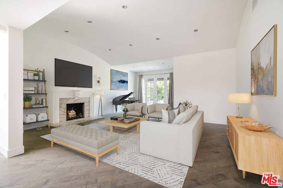 318 S La Peer Dr