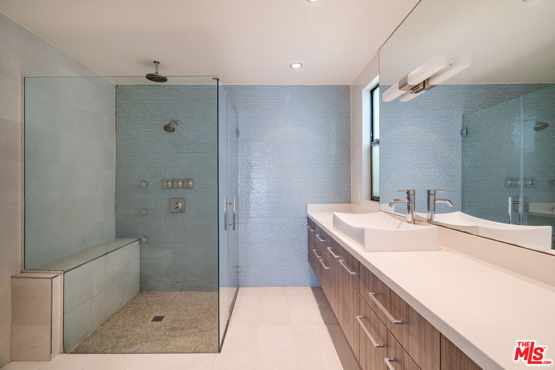 318 S La Peer Dr