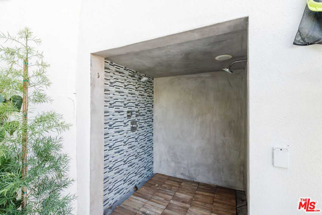 318 S La Peer Dr