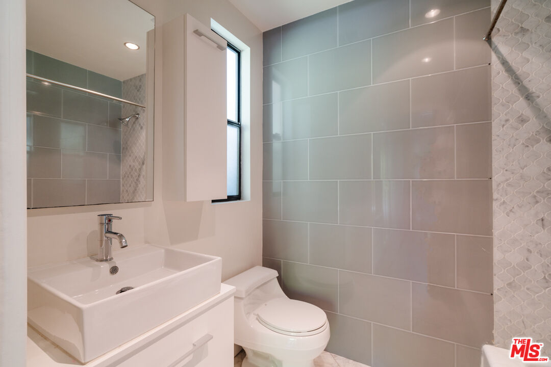 318 S La Peer Dr