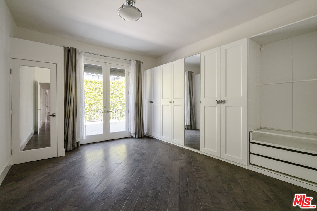 318 S La Peer Dr