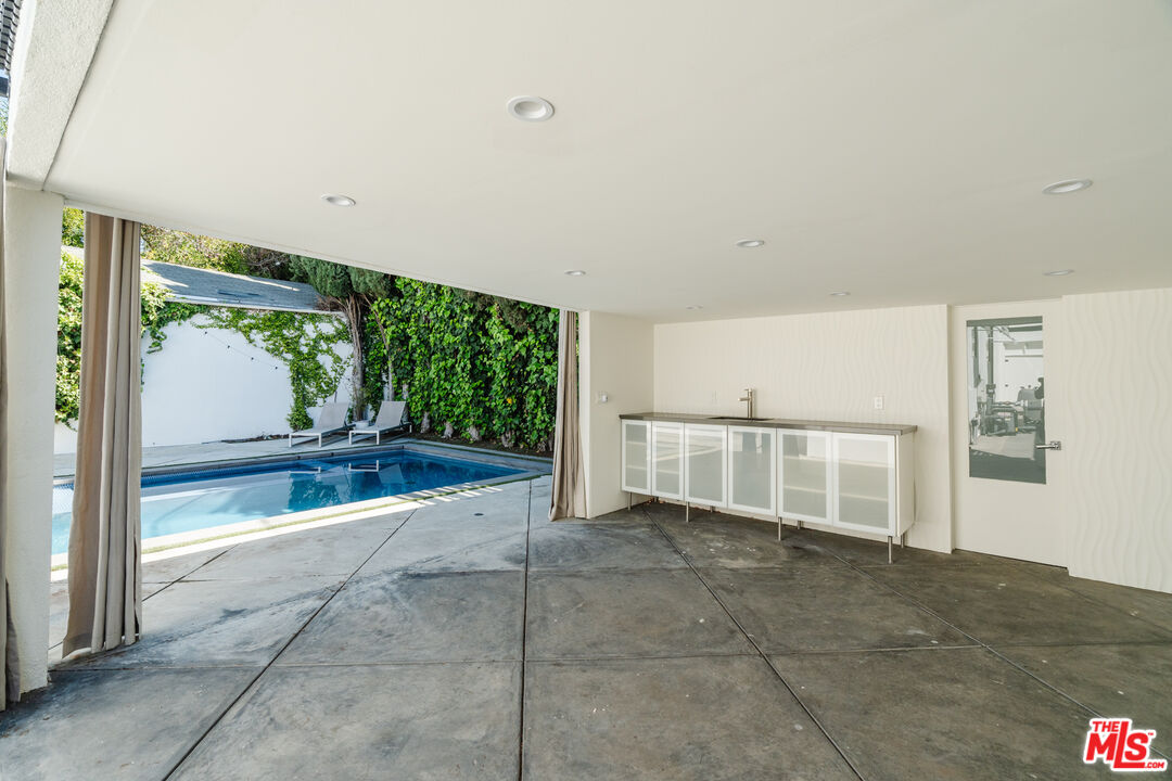 318 S La Peer Dr