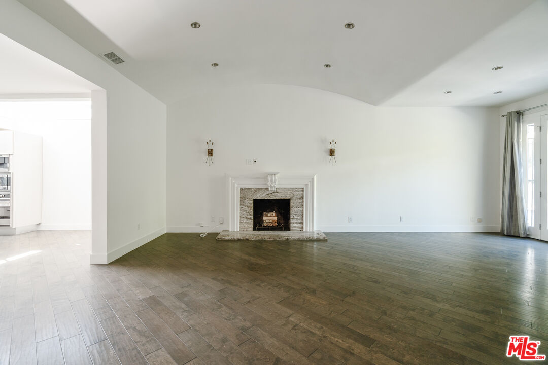 318 S La Peer Dr