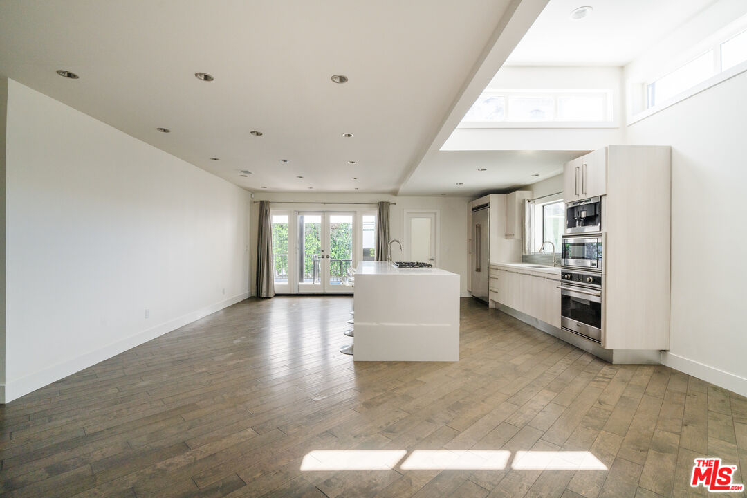 318 S La Peer Dr