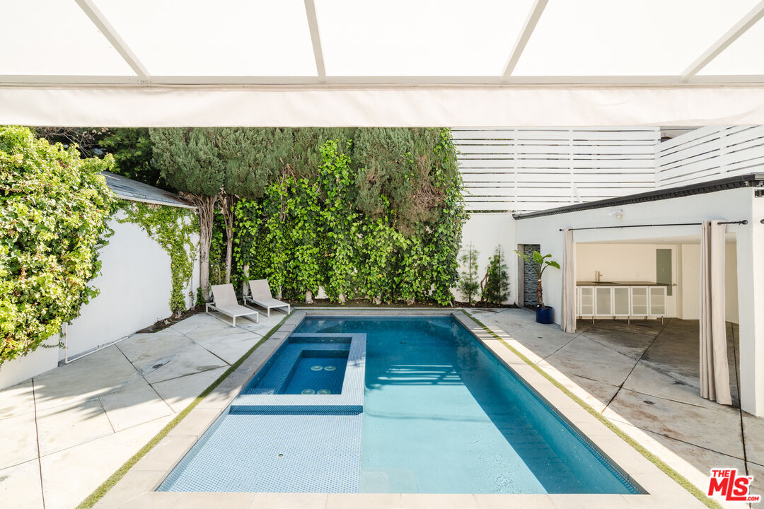 318 S La Peer Dr