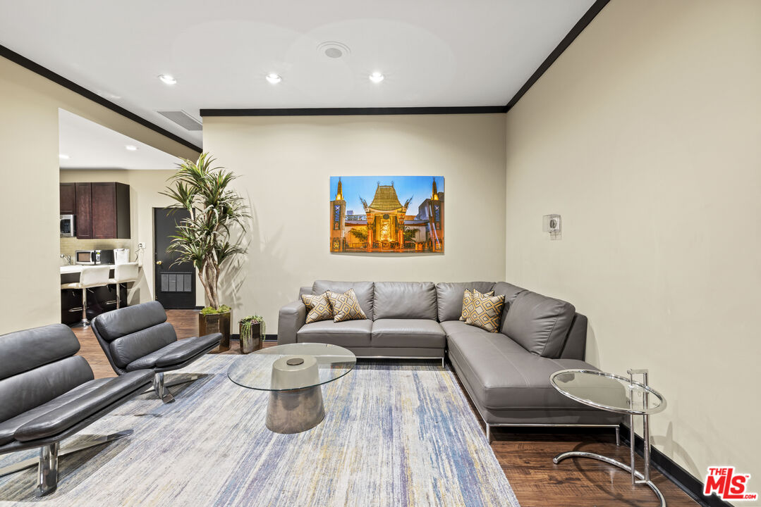 7135 Hollywood Blvd Unit: 201