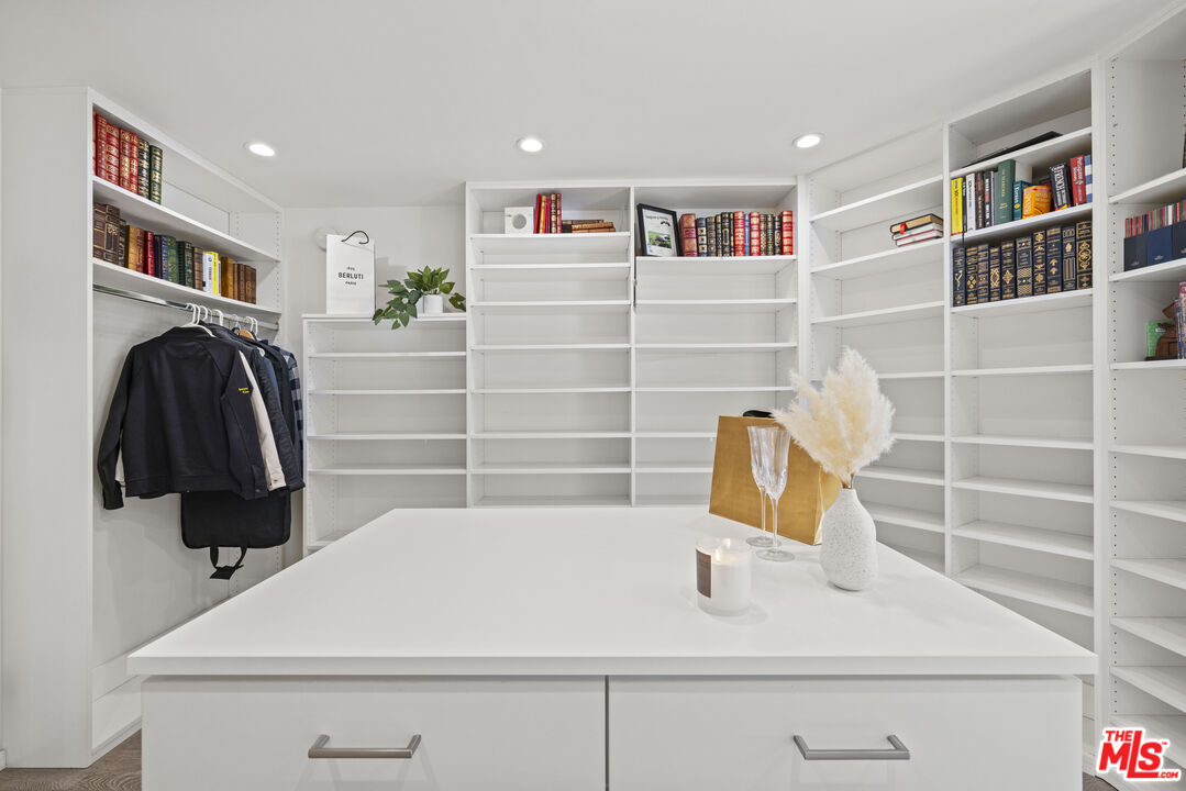 7135 Hollywood Blvd Unit: 201