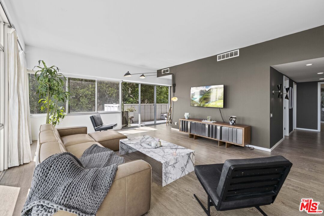 7135 Hollywood Blvd Unit: 201