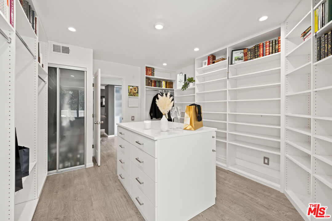 7135 Hollywood Blvd Unit: 201