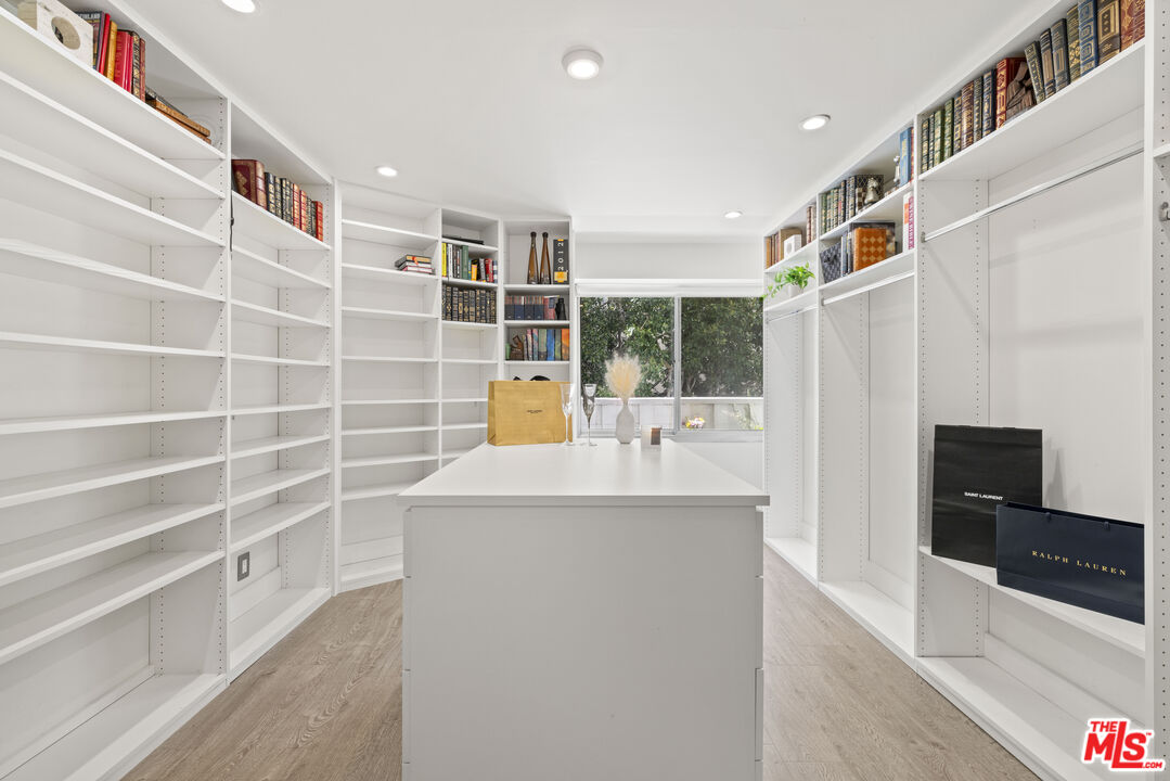 7135 Hollywood Blvd Unit: 201