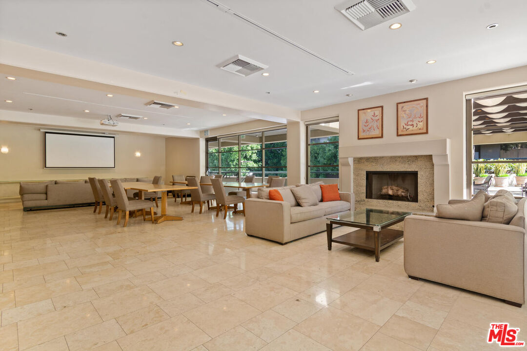600 W 9th St Unit: 206