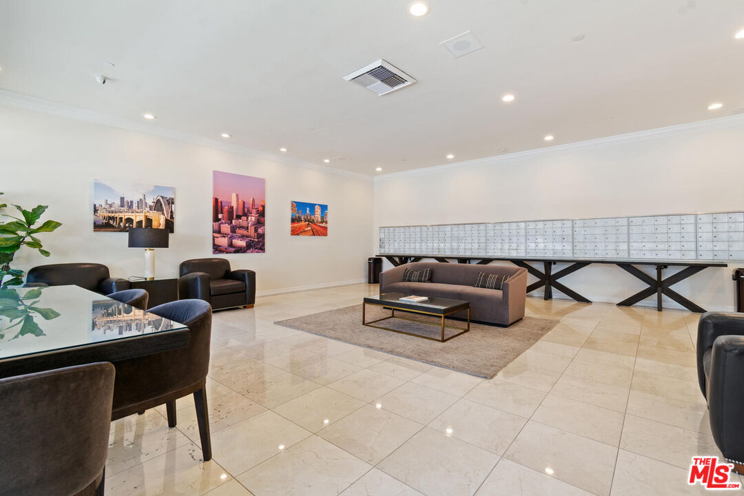 600 W 9th St Unit: 206