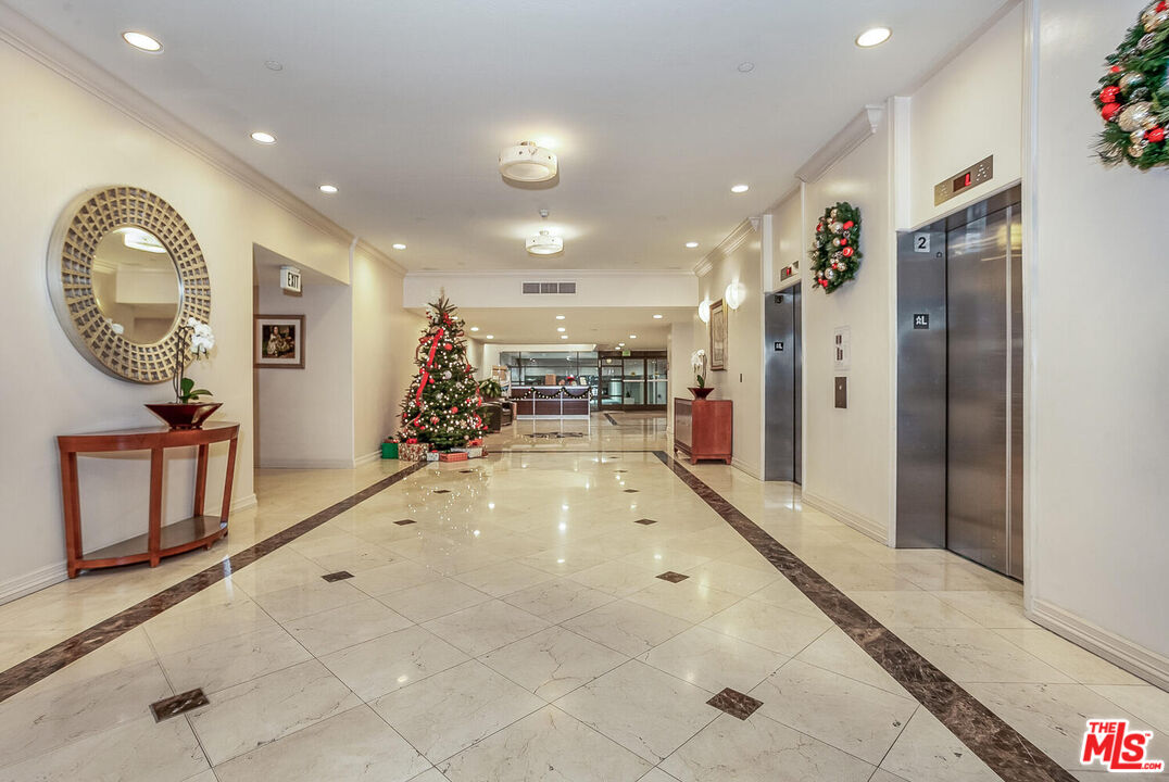600 W 9th St Unit: 206