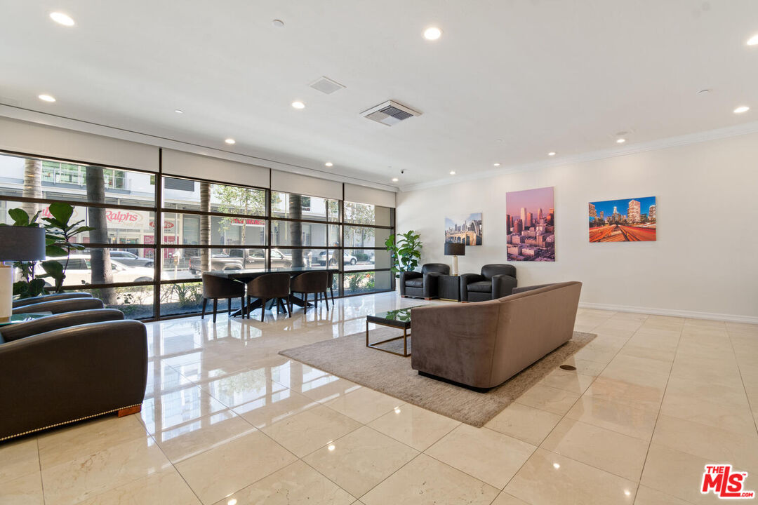 600 W 9th St Unit: 206