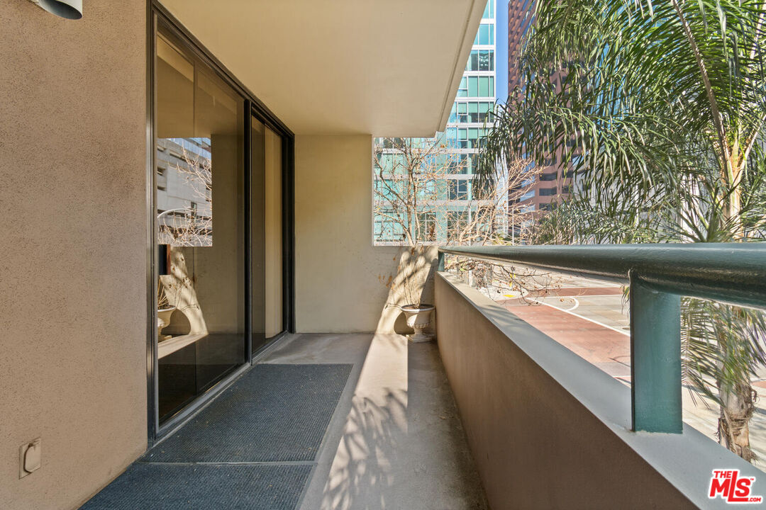 600 W 9th St Unit: 206