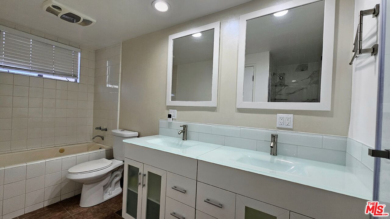 8550 Holloway Dr Unit: 301