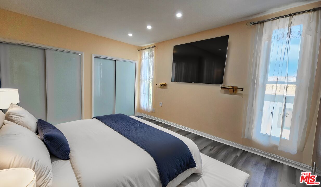8550 Holloway Dr Unit: 301