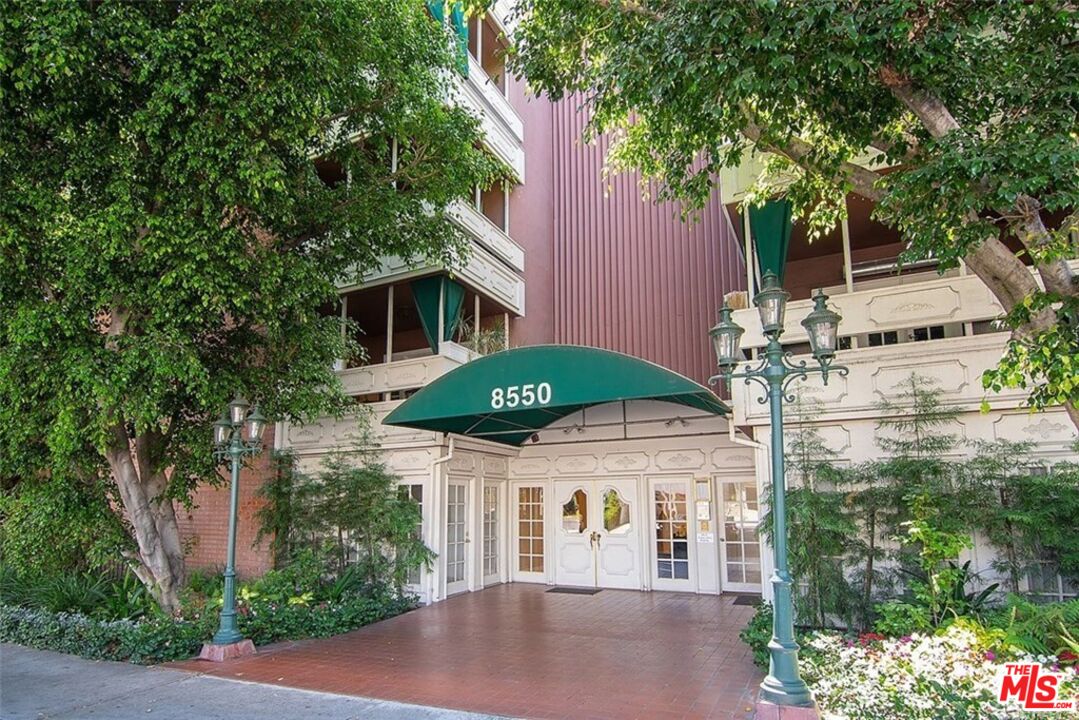 8550 Holloway Dr Unit: 301