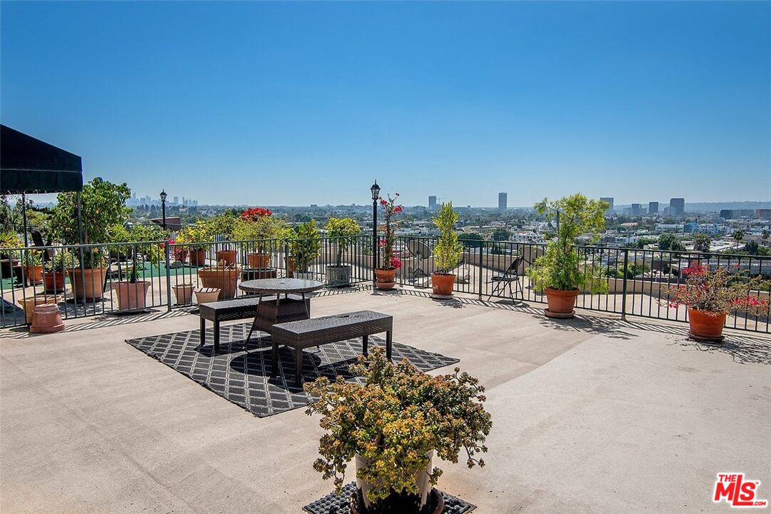 8550 Holloway Dr Unit: 301