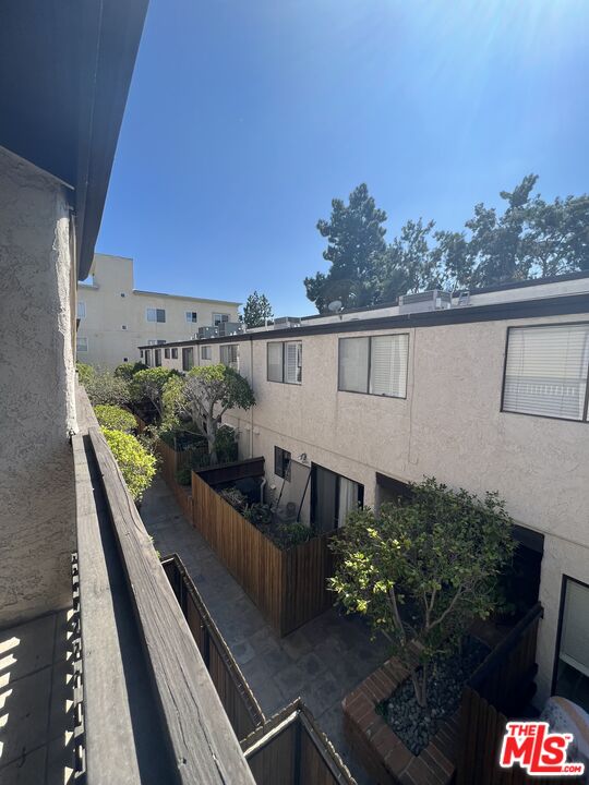 2216 S Bentley Ave Unit: 11