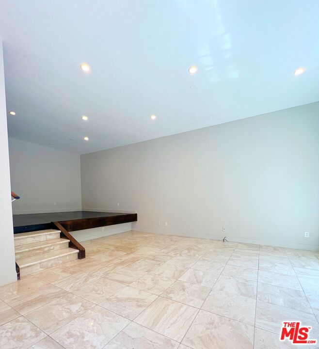 2216 S Bentley Ave Unit: 11