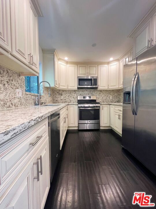 2216 S Bentley Ave Unit: 11