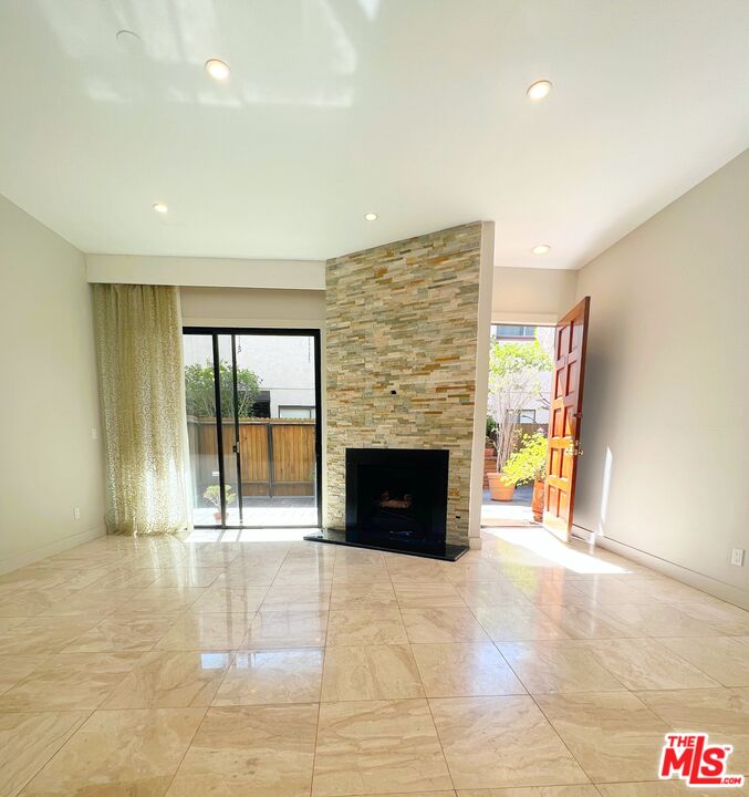 2216 S Bentley Ave Unit: 11