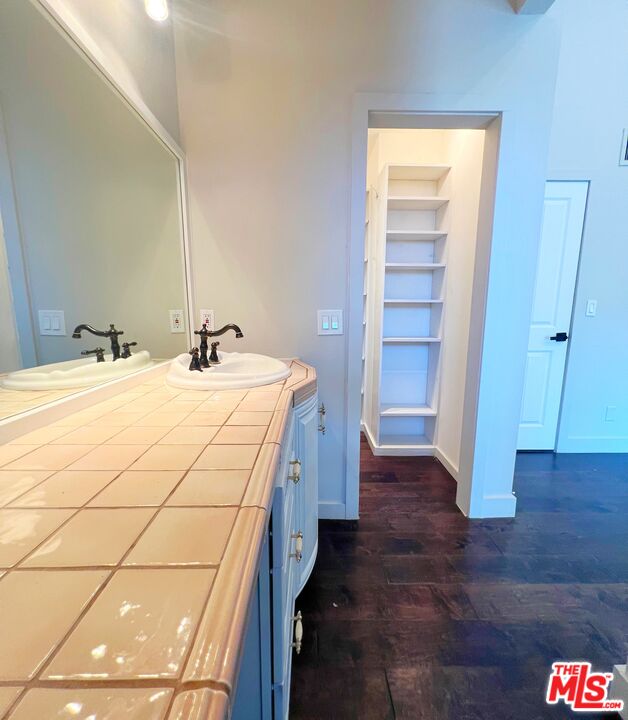 2216 S Bentley Ave Unit: 11