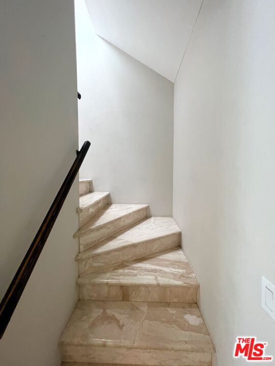 2216 S Bentley Ave Unit: 11