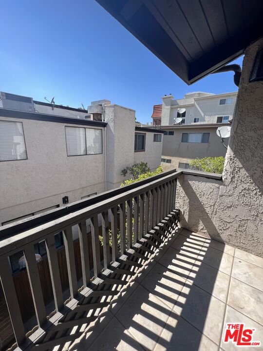 2216 S Bentley Ave Unit: 11