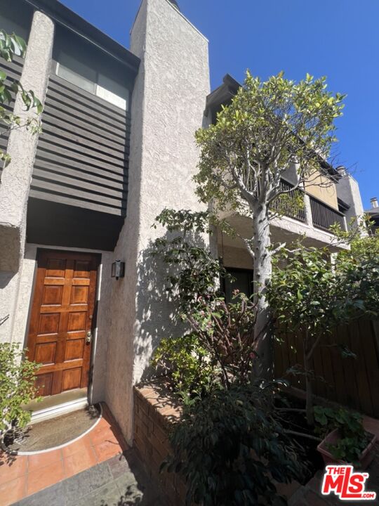 2216 S Bentley Ave Unit: 11