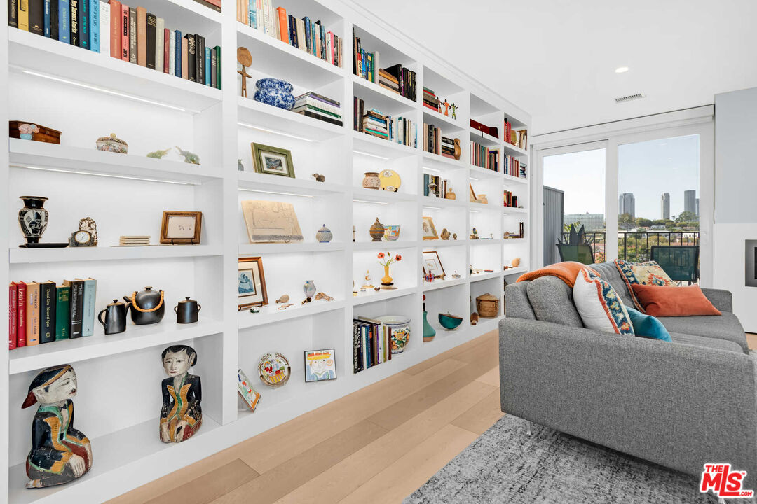 450 S Maple Dr Unit: 505