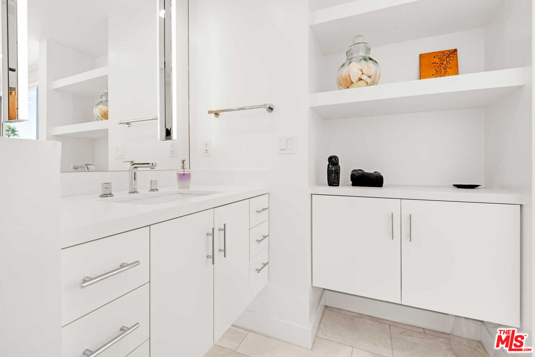 450 S Maple Dr Unit: 505