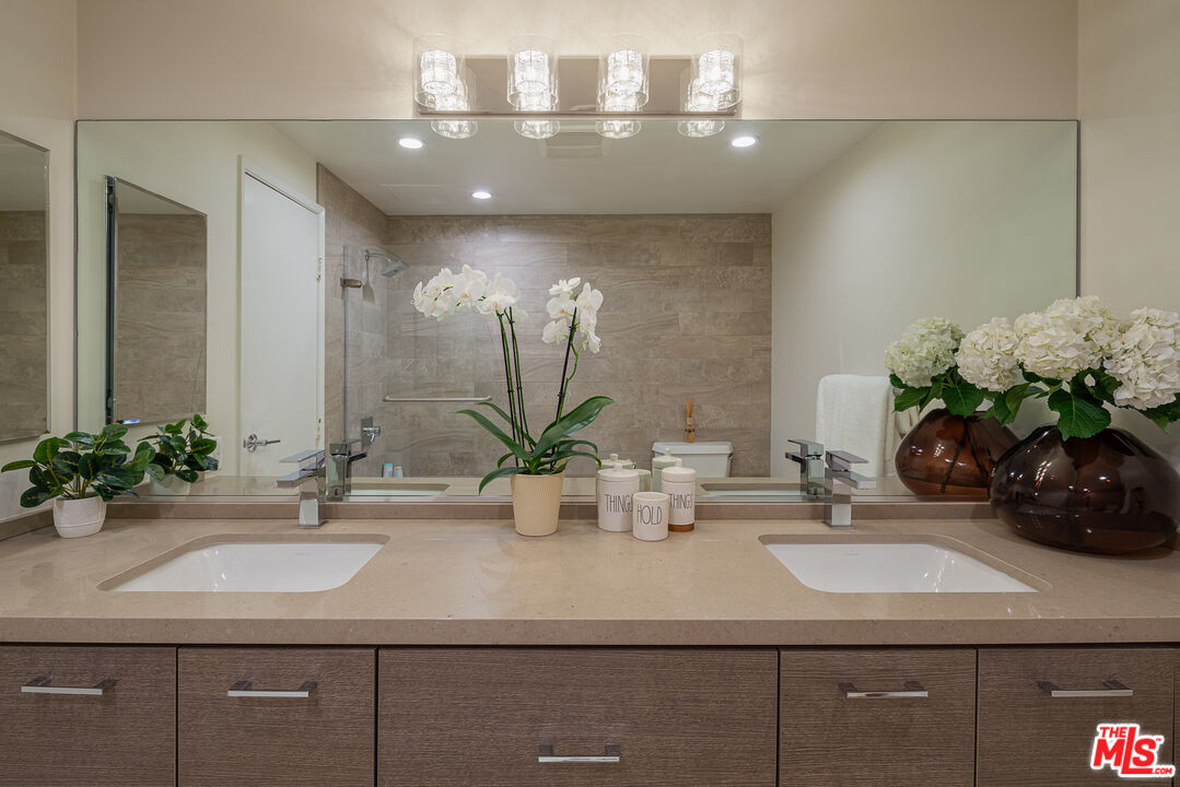 7135 Hollywood Blvd Unit: 405