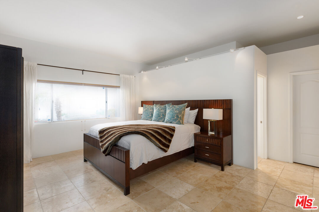 3 La Costa Dr