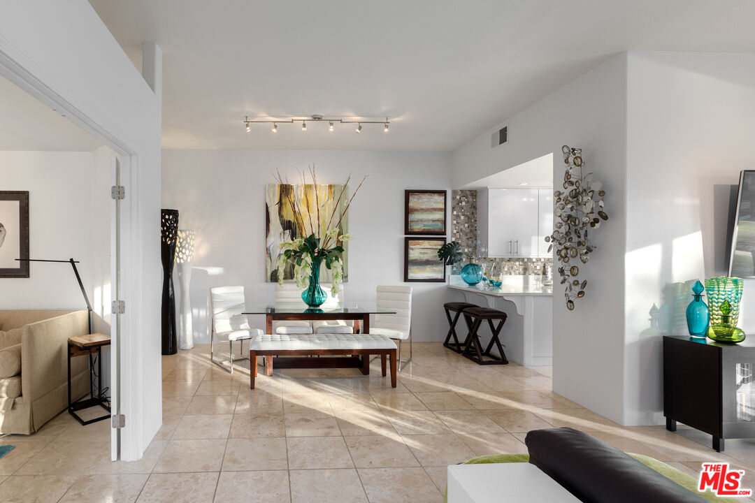 3 La Costa Dr