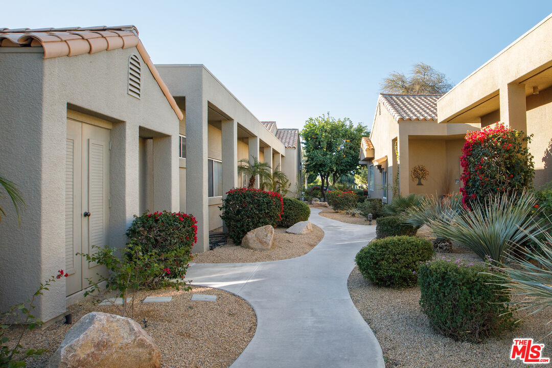 3 La Costa Dr
