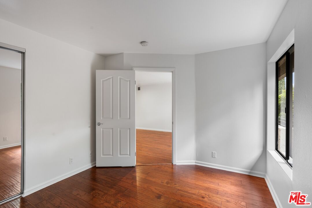 5009 Woodman Ave Unit: 310