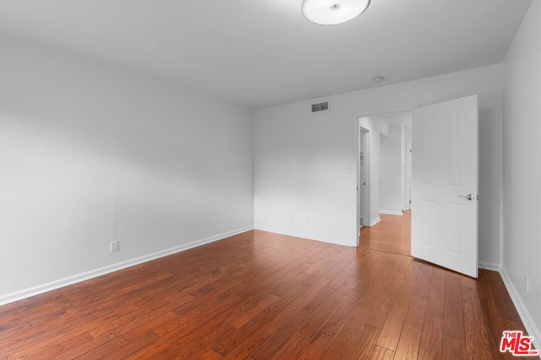 5009 Woodman Ave Unit: 310