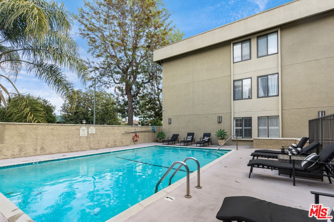 5009 Woodman Ave Unit: 310