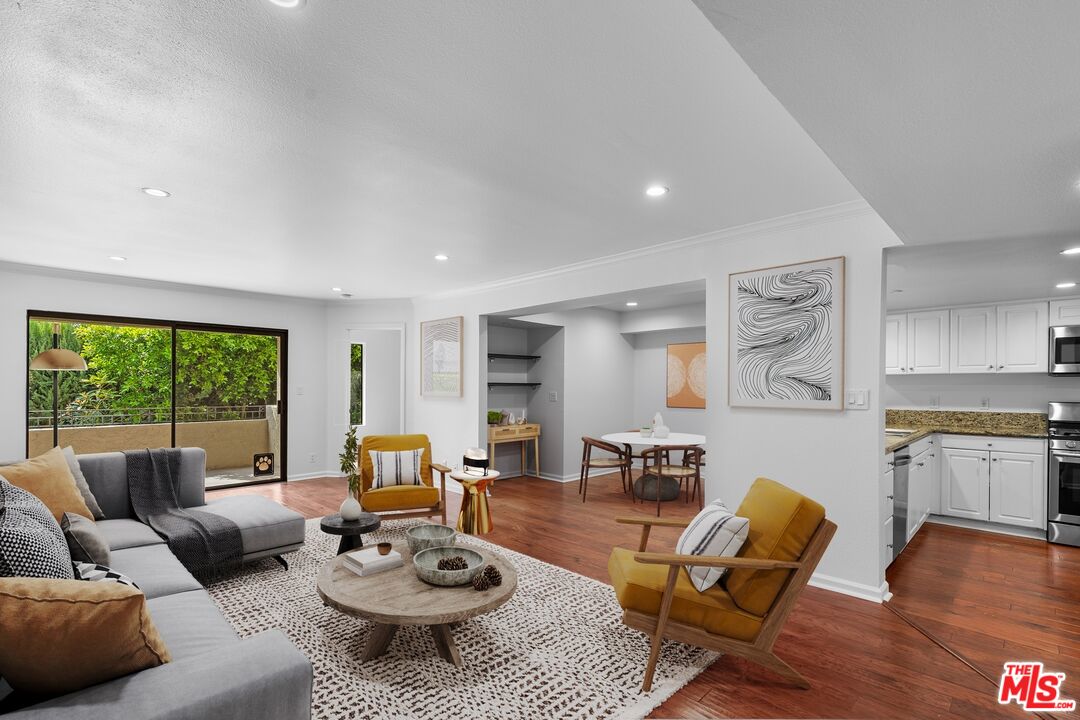5009 Woodman Ave Unit: 310