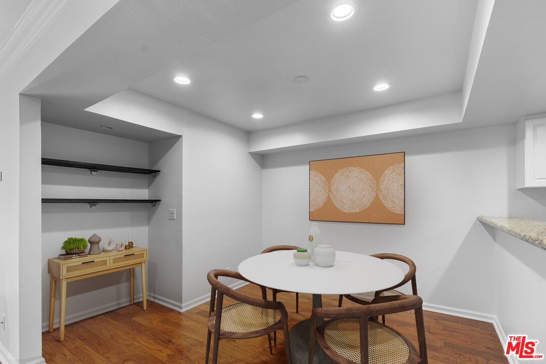 5009 Woodman Ave Unit: 310