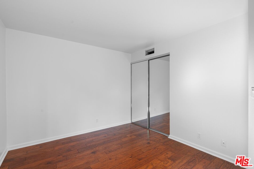 5009 Woodman Ave Unit: 310