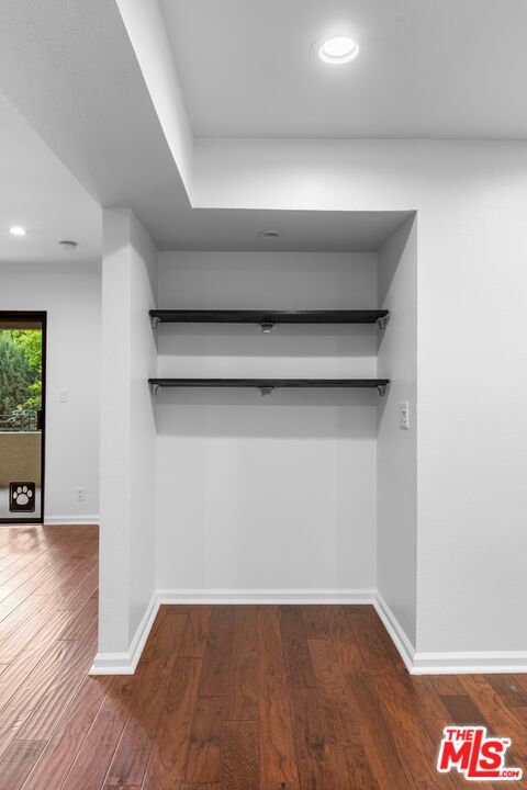 5009 Woodman Ave Unit: 310