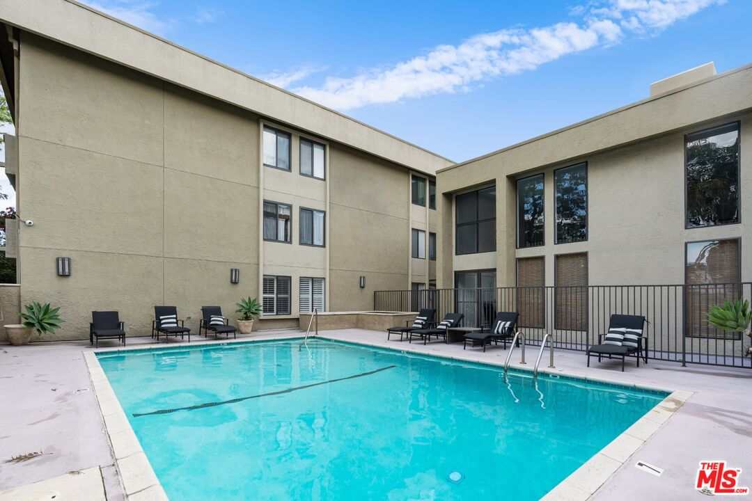 5009 Woodman Ave Unit: 310