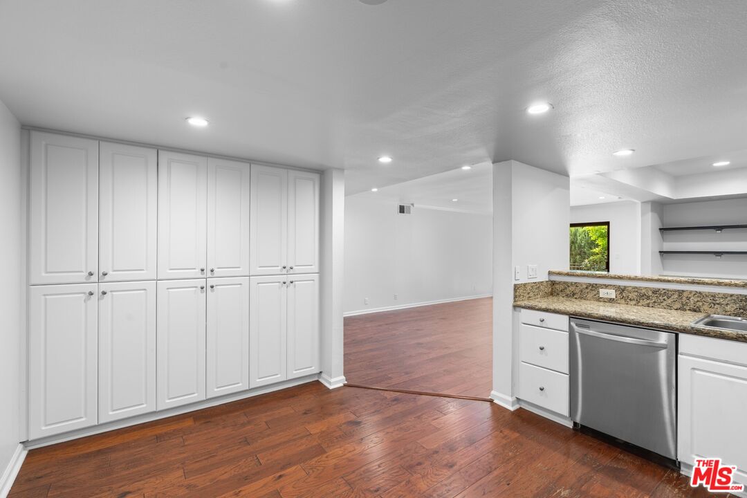 5009 Woodman Ave Unit: 310